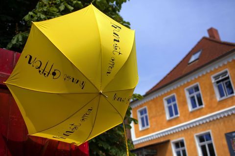 Ein gelber Regenschirm oder eine blau-weiße Fahne laden über Pfingsten zum Besuch von Galerien und Ateliers ein. (Archivbild) Fo