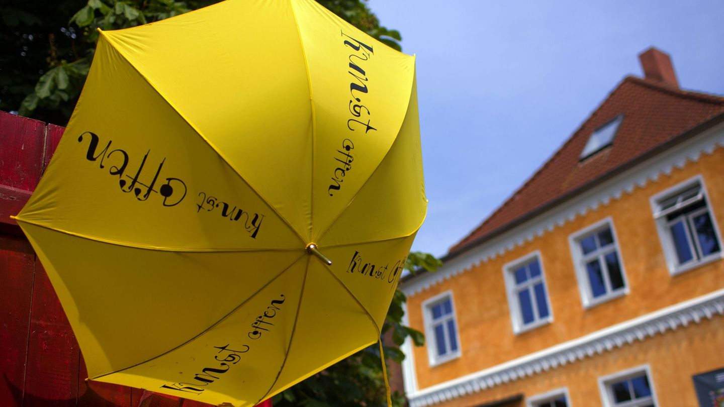 Ein gelber Regenschirm oder eine blau-weiße Fahne laden über Pfingsten zum Besuch von Galerien und Ateliers ein. (Archivbild) Fo