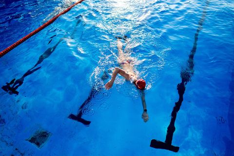 Schwimmen nur mit Bronzeabzeichen - die verschärften Baderegeln in einigen NRW-Bädern finden viel Unterstützung. Foto: Hauke-Chr