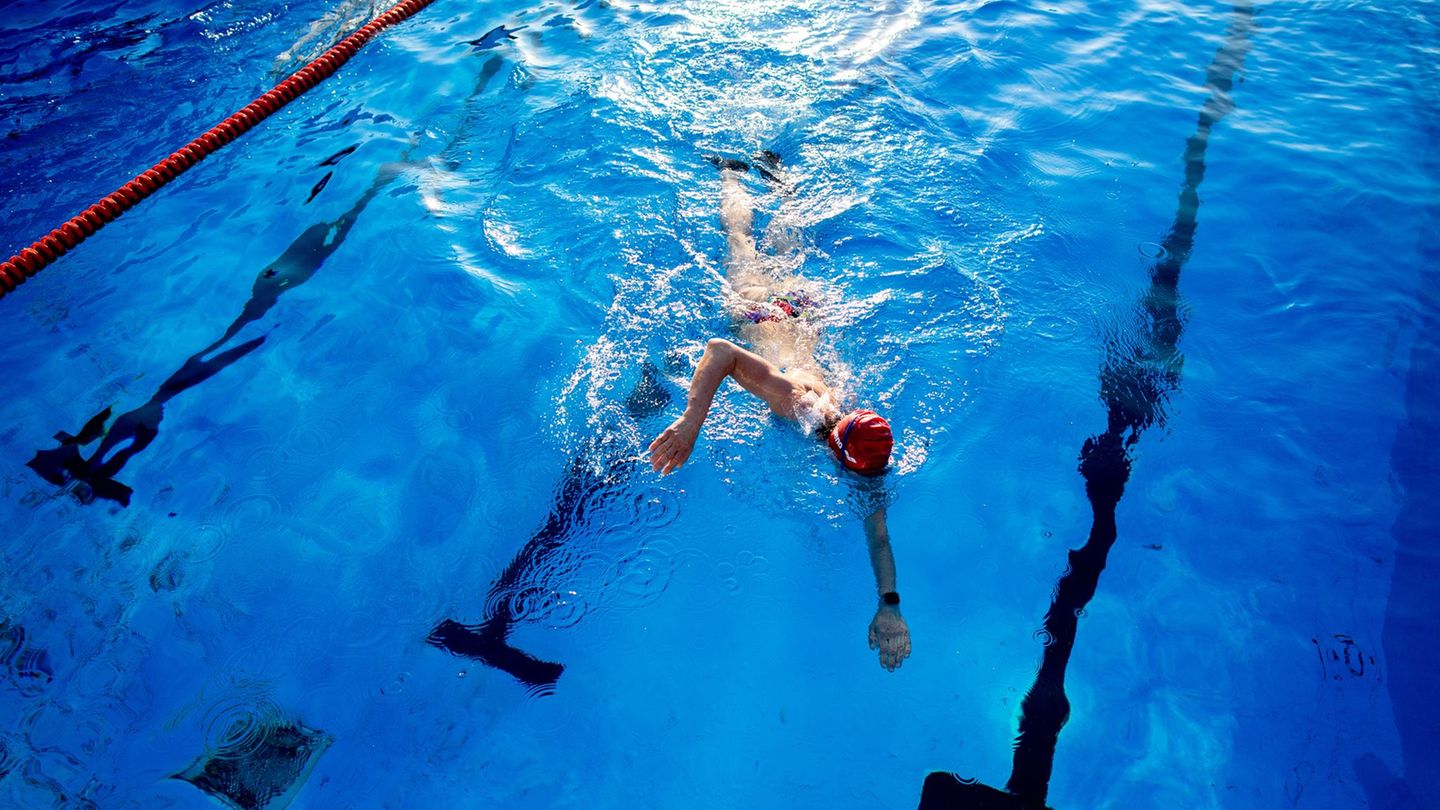 Schwimmen nur mit Bronzeabzeichen - die verschärften Baderegeln in einigen NRW-Bädern finden viel Unterstützung. Foto: Hauke-Chr