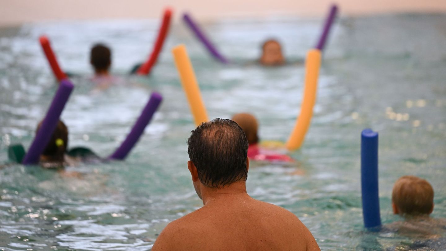 Kinder sollten so früh wie möglich ans Wasser gewöhnt werden, um spätestens in der Grundschule das Schwimmen zu lernen. (Symbolb