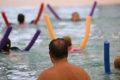 Kinder sollten so früh wie möglich ans Wasser gewöhnt werden, um spätestens in der Grundschule das Schwimmen zu lernen. (Symbolb