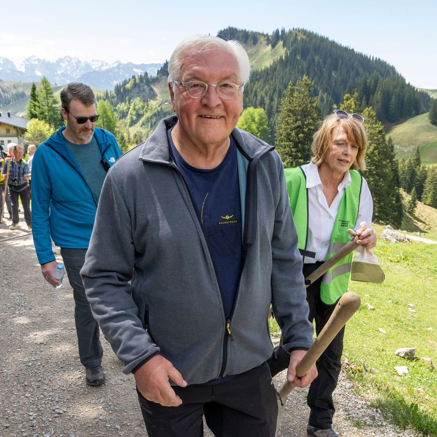 Im Chiemgau half Bundespräsident Frank-Walter Steinmeier dem Alpenverein bei der Pflege von Wanderwegen. Foto: Peter Kneffel/dpa