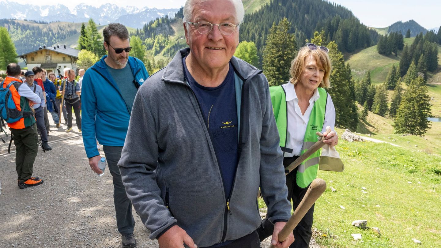 Im Chiemgau half Bundespräsident Frank-Walter Steinmeier dem Alpenverein bei der Pflege von Wanderwegen. Foto: Peter Kneffel/dpa