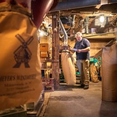 Müller Eckhard Meyer betreibt in Bardowick das Mahlen noch als Handwerkskunst. Foto: Sina Schuldt/dpa