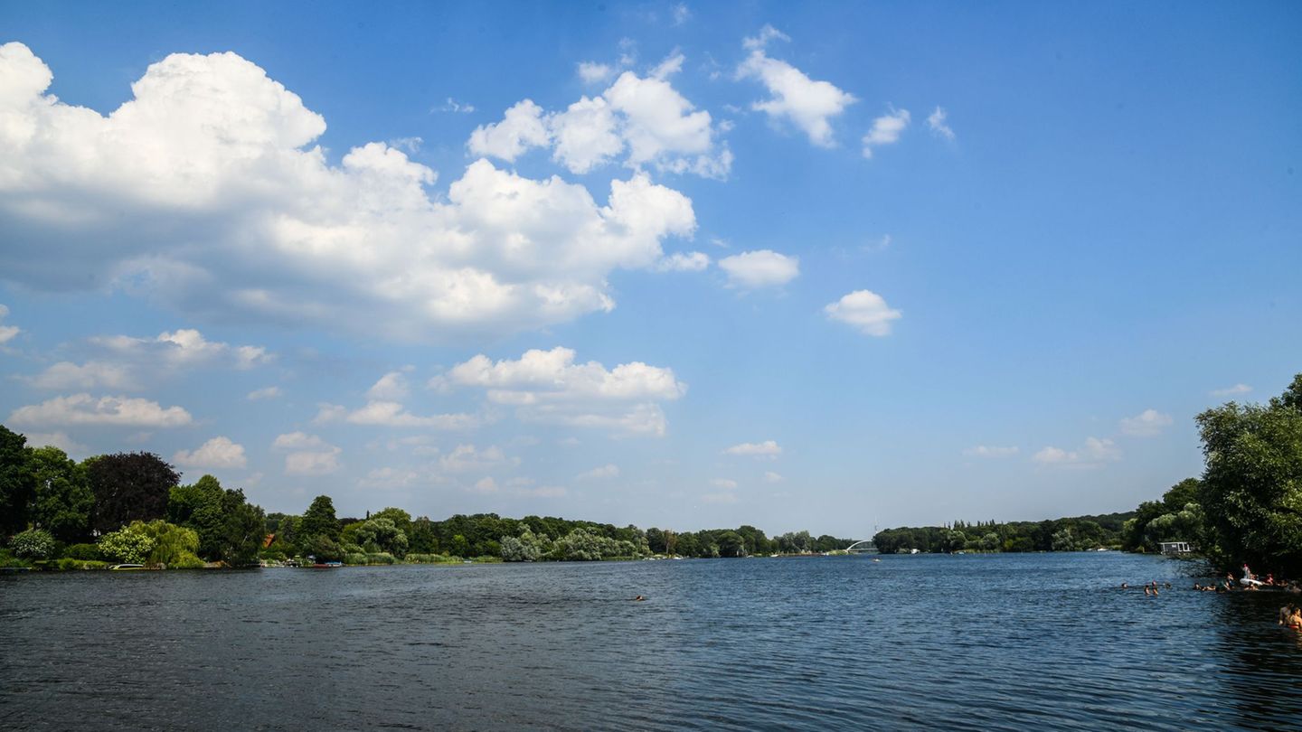 Nicht überall an den Seen in Potsdam ist Wassersport erlaubt. (Symbolbild) Foto: Julian Stähle/dpa-Zentralbild/dpa