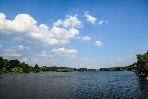 Nicht überall an den Seen in Potsdam ist Wassersport erlaubt. (Symbolbild) Foto: Julian Stähle/dpa-Zentralbild/dpa
