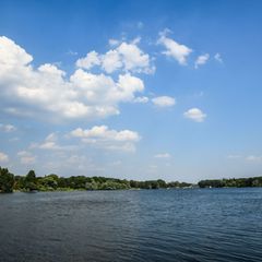 Nicht überall an den Seen in Potsdam ist Wassersport erlaubt. (Symbolbild) Foto: Julian Stähle/dpa-Zentralbild/dpa
