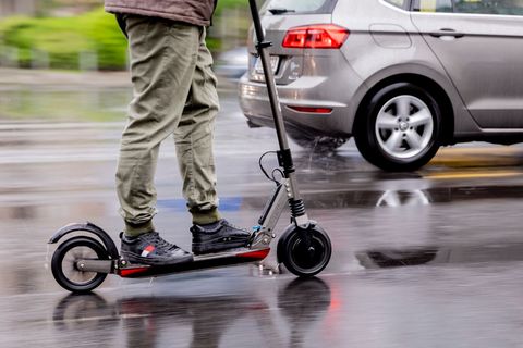 Der Jugendliche ist mit einem getunten E-Scooter unterwegs. (Symbolbild) Foto: Christoph Soeder/dpa