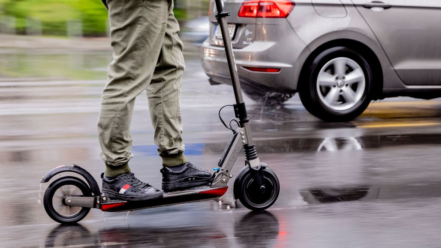 Der Jugendliche ist mit einem getunten E-Scooter unterwegs. (Symbolbild) Foto: Christoph Soeder/dpa