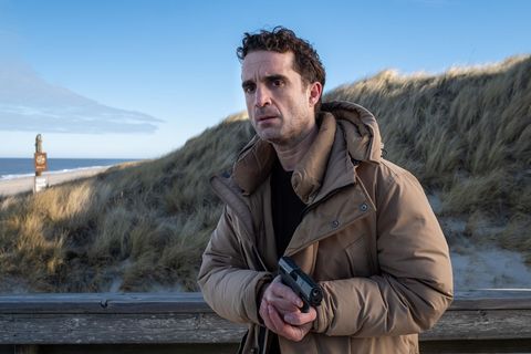 Was ist denn in diesem Idyll los? Hinnerk Feldmann (Oliver Wnuk) verfolgt einen Schützen am Strand.