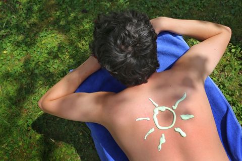 Am Pfingstwochenende soll es heiß werden in Bayern. Wer baden geht, sollte die Sonnencreme nicht vergessen. (Symbolbild) Foto: K
