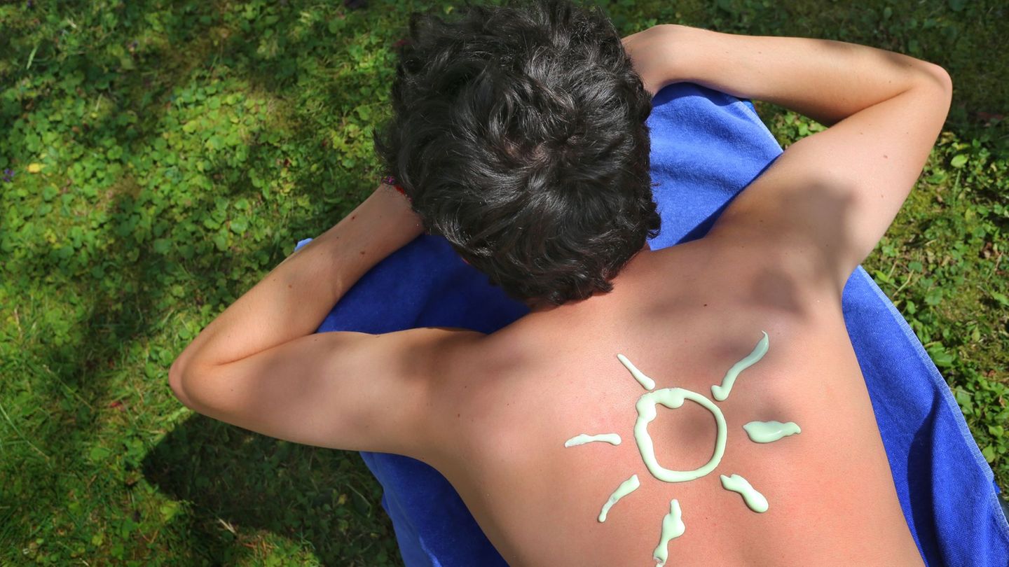 Am Pfingstwochenende soll es heiß werden in Bayern. Wer baden geht, sollte die Sonnencreme nicht vergessen. (Symbolbild) Foto: K