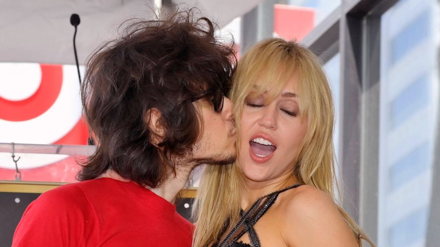 Maxx Morando küsste bei der Zeremonie Miley Cyrus auf die Wange. Die Sängerin wurde bei der Stern-Verleihung nicht nur von ihr