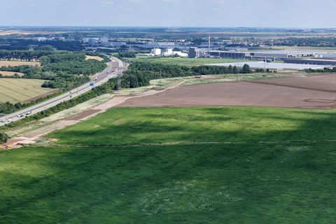 Auf den Flächen nahe der Landeshauptstadt Magdeburg soll ein riesiger Technologiepark entstehen. (Archivbild) Foto: Peter Gercke