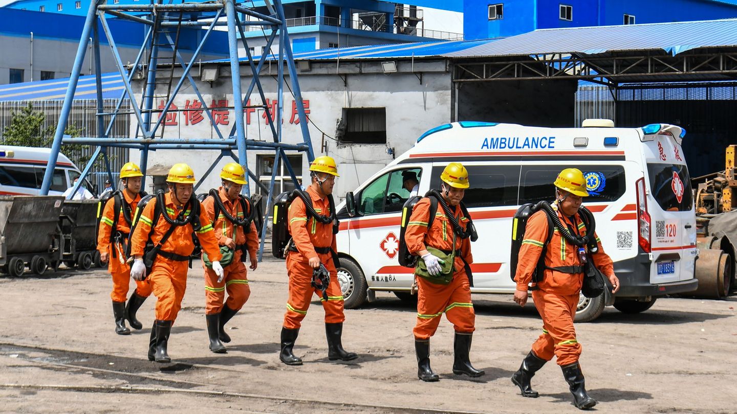 Mehrere hundert Rettungskräfte sind nach wie vor im Einsatz. Foto: Cao Yang/XinHua/dpa
