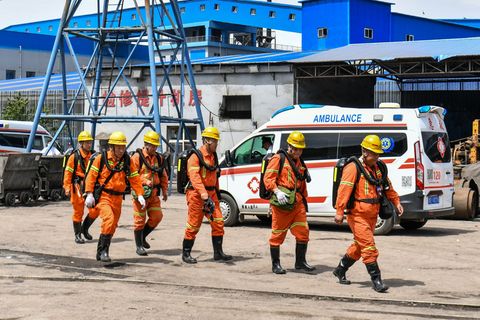 Mehrere hundert Rettungskräfte sind nach wie vor im Einsatz. Foto: Cao Yang/XinHua/dpa