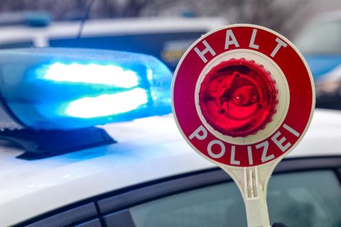 Die Polizei kontrollierte auf der B62 den Verkehr. (Symbolbild) Foto: Jan Woitas/dpa