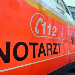 Ein Notarzfahrzeug überschlägt sich bei einem Unfall im Landkreis Wesermarsch mehrmals. (Symbolbild) Foto: Martin Schutt/dpa