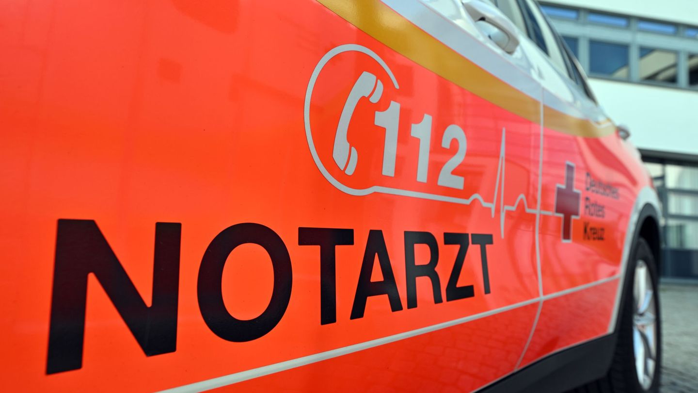 Ein Notarzfahrzeug überschlägt sich bei einem Unfall im Landkreis Wesermarsch mehrmals. (Symbolbild) Foto: Martin Schutt/dpa