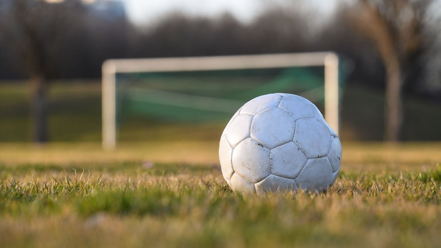 Nach einem Foul geriet die Situation auf dem Fußballplatz in Rosenheim aus dem Ruder. (Symbolbild) Foto: Tobias Hase/dpa
