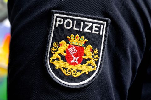 Die Polizei in Bremen sucht einen Dieb, der einer Frau eine hochwertige Uhr gestohlen hat. (Symbolbild) Foto: Sina Schuldt/dpa