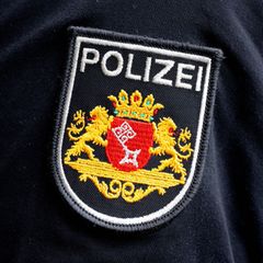 Die Polizei in Bremen sucht einen Dieb, der einer Frau eine hochwertige Uhr gestohlen hat. (Symbolbild) Foto: Sina Schuldt/dpa