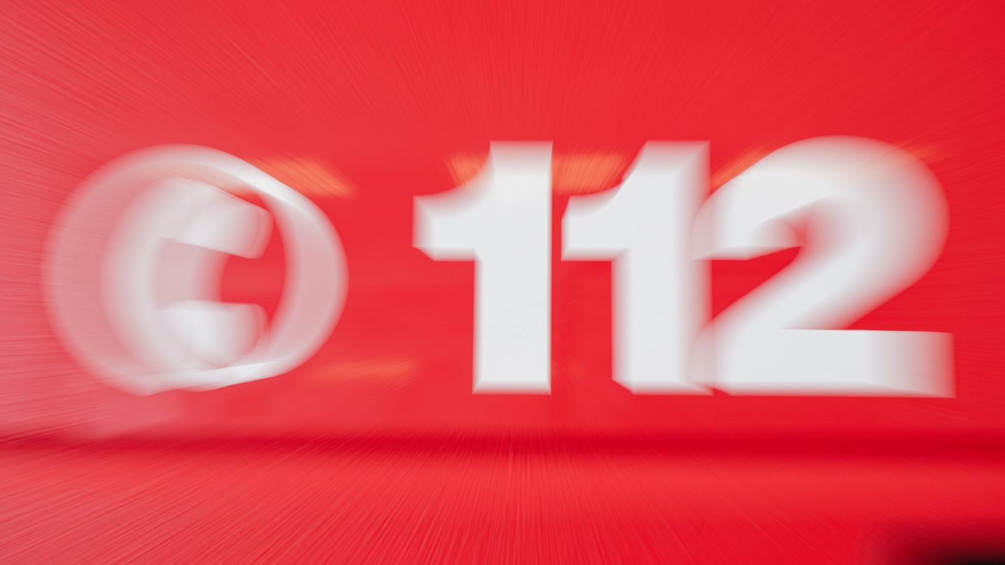 Als die Rettungskräfte eintrafen, stand die Scheune bereits in Flammen. (Symbolbild) Foto: Uwe Anspach/dpa