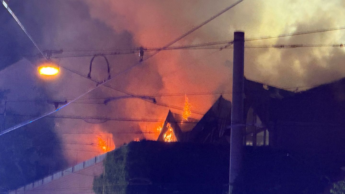 Das Dach der Halle stand in der Nacht komplett in Flammen. Foto: Felix Besold/NEWS5/dpa