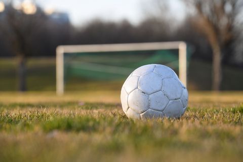 Nach einem Foul geriet die Situation auf dem Fußballplatz in Rosenheim aus dem Ruder. (Symbolbild) Foto: Tobias Hase/dpa