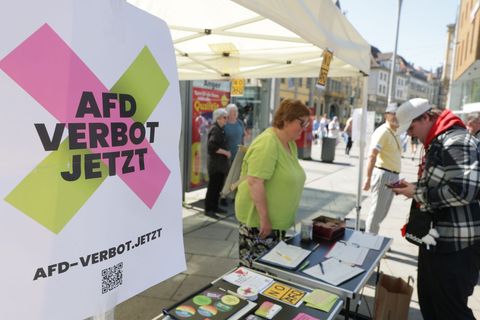 In Erfurt demonstrierten Menschen für ein AfD-Verbot. Foto: Bodo Schackow/dpa