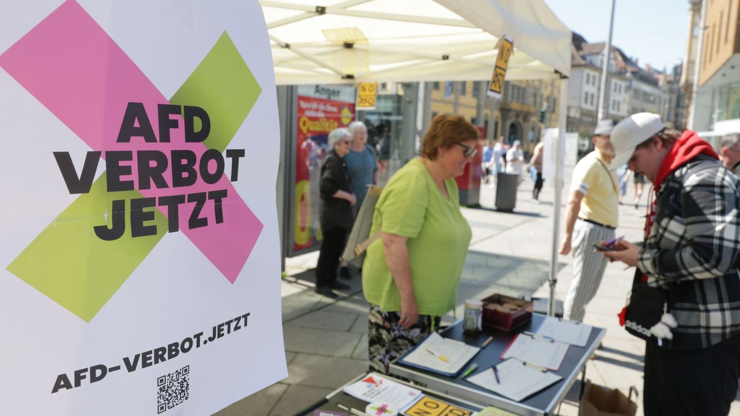 In Erfurt demonstrierten Menschen für ein AfD-Verbot. Foto: Bodo Schackow/dpa
