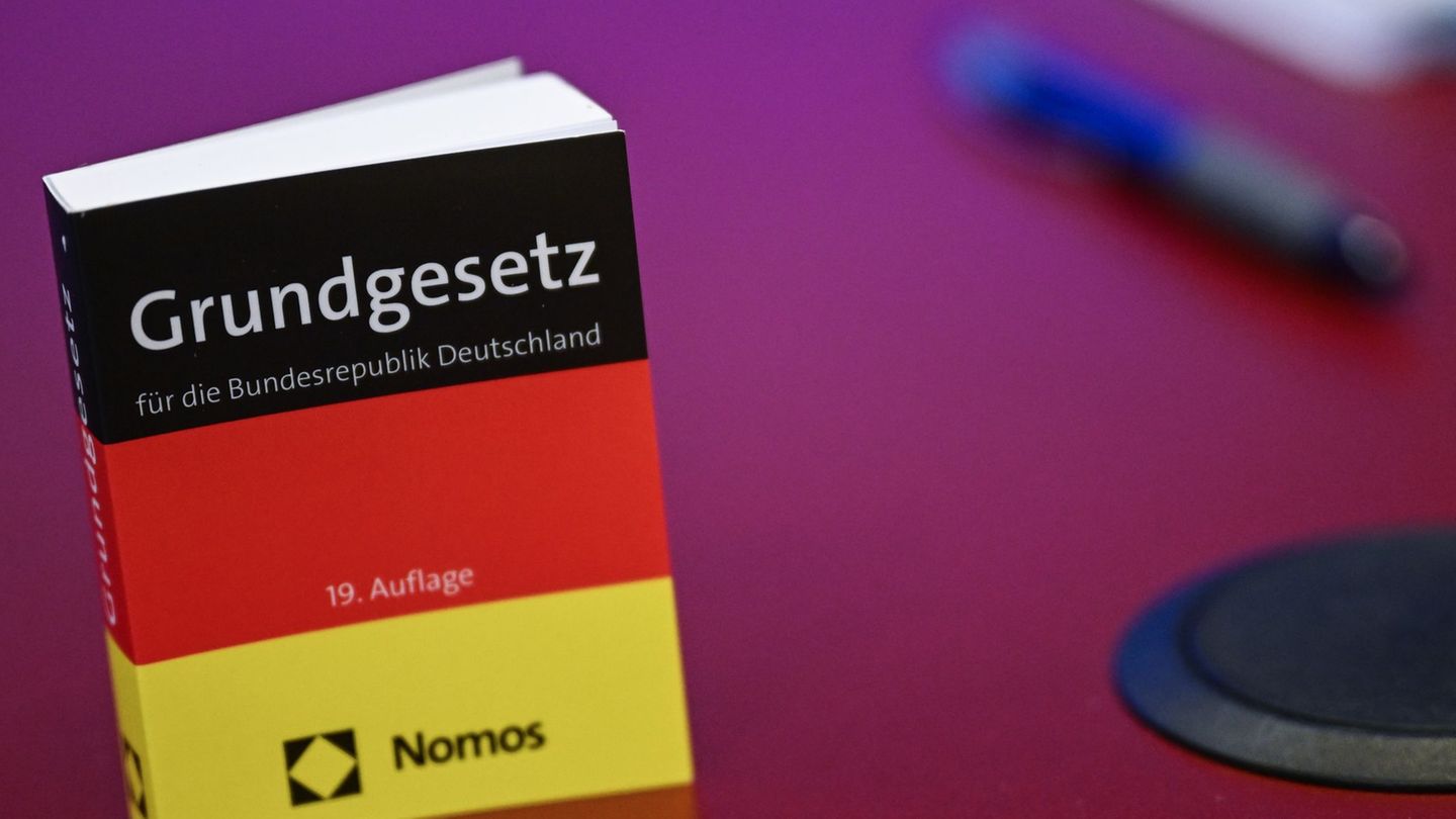 Das Grundgesetz als Verfassung für die Bundesrepublik Deutschland wurde am 23. Mai 1949 verkündet. (Symbolbild) Foto: Britta Ped