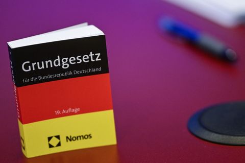 Das Grundgesetz als Verfassung für die Bundesrepublik Deutschland wurde am 23. Mai 1949 verkündet. (Symbolbild) Foto: Britta Ped