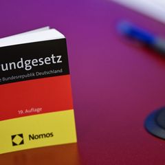 Das Grundgesetz als Verfassung für die Bundesrepublik Deutschland wurde am 23. Mai 1949 verkündet. (Symbolbild) Foto: Britta Ped