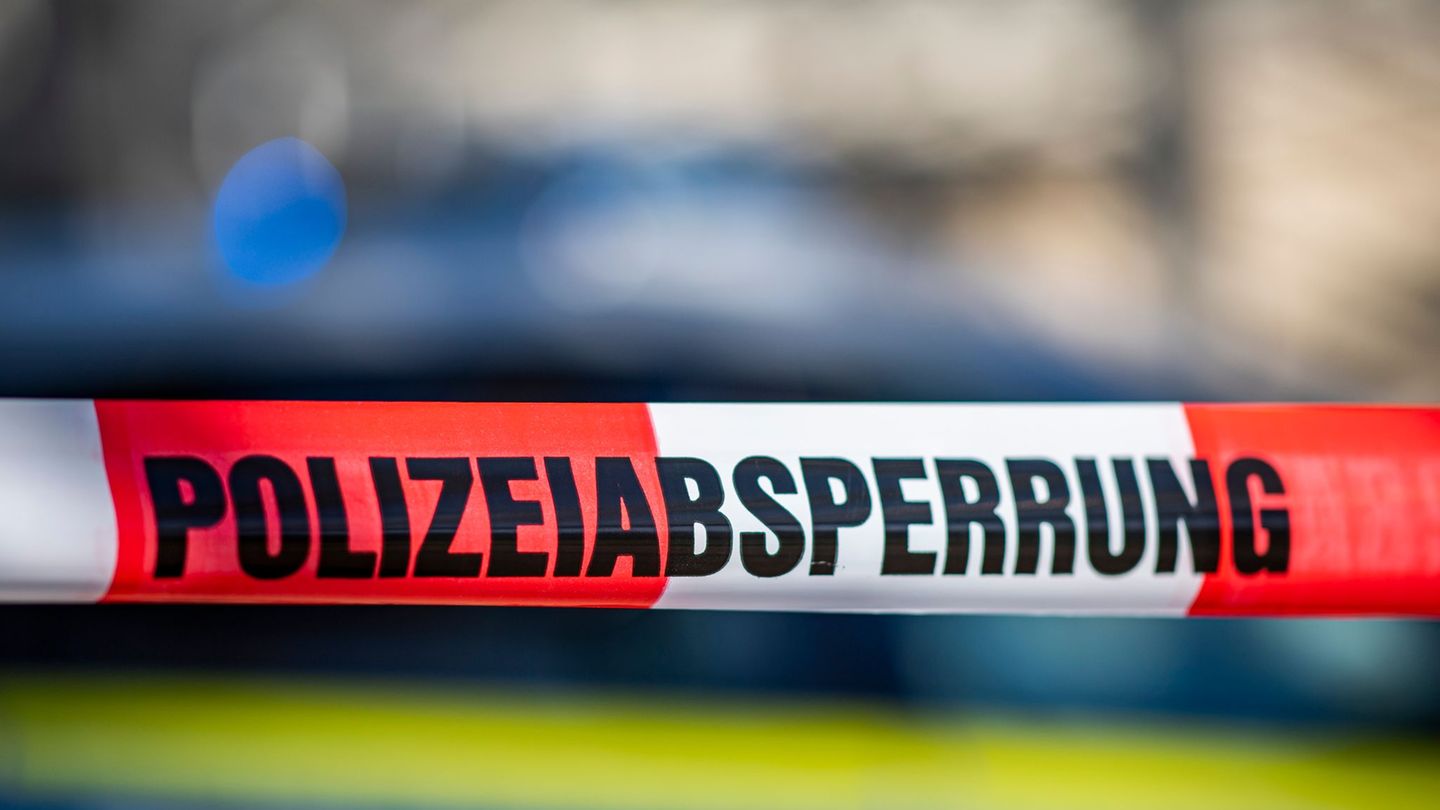 Der Fundort wurde abgesperrt. (Symbolbild) Foto: David Inderlied/dpa