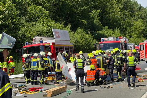 Rettungsdienste und Polizei arbeiten an der Unfallstelle, nachdem ein Segelflugzeug auf die A45 gestürzt ist. Foto: Berthold Sta