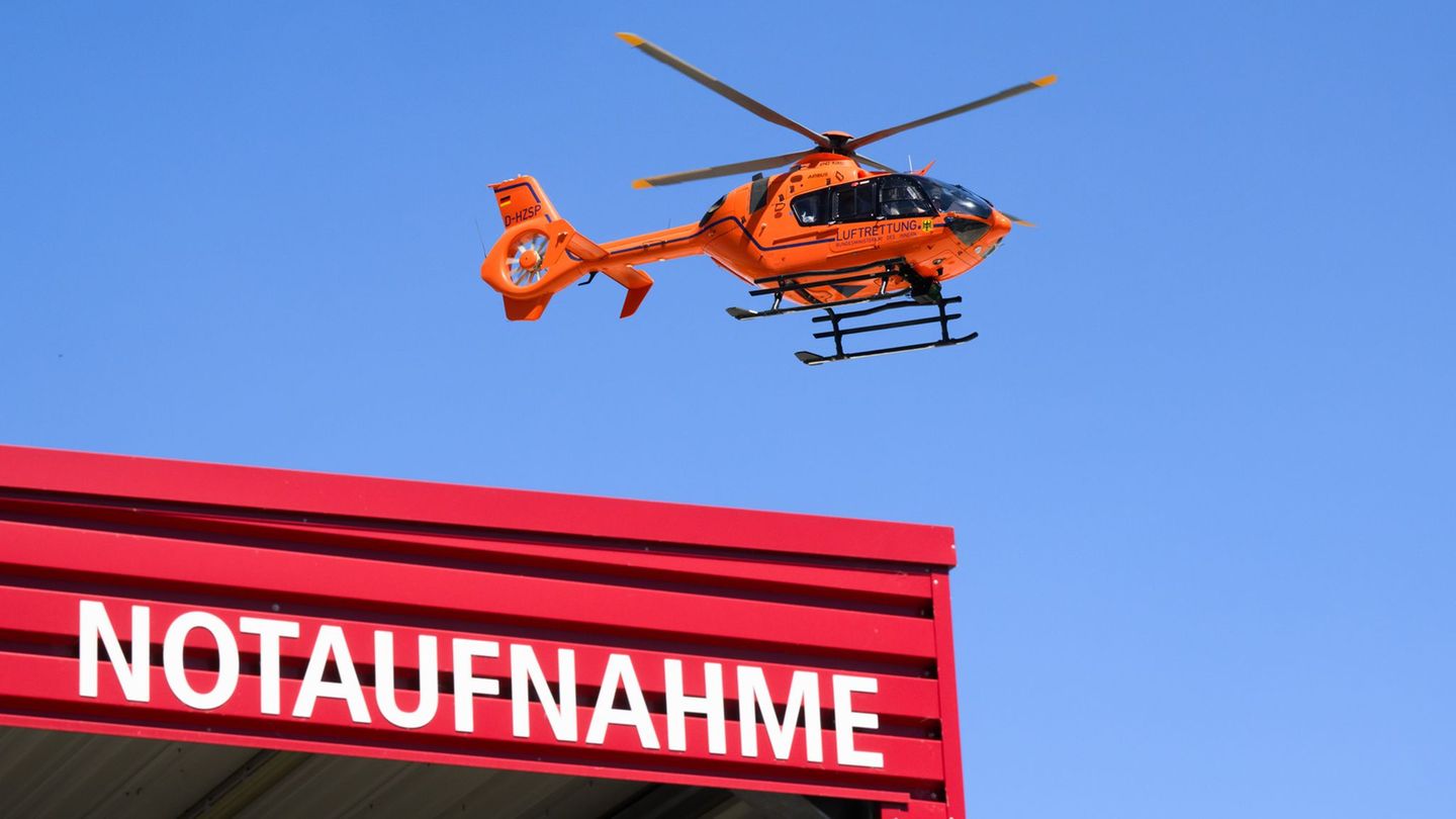 Ein Rettungshubschrauber brachte den lebensgefährlich verletzten Mann in ein Krankenhaus. (Symbolbild) Foto: Julian Stratenschul