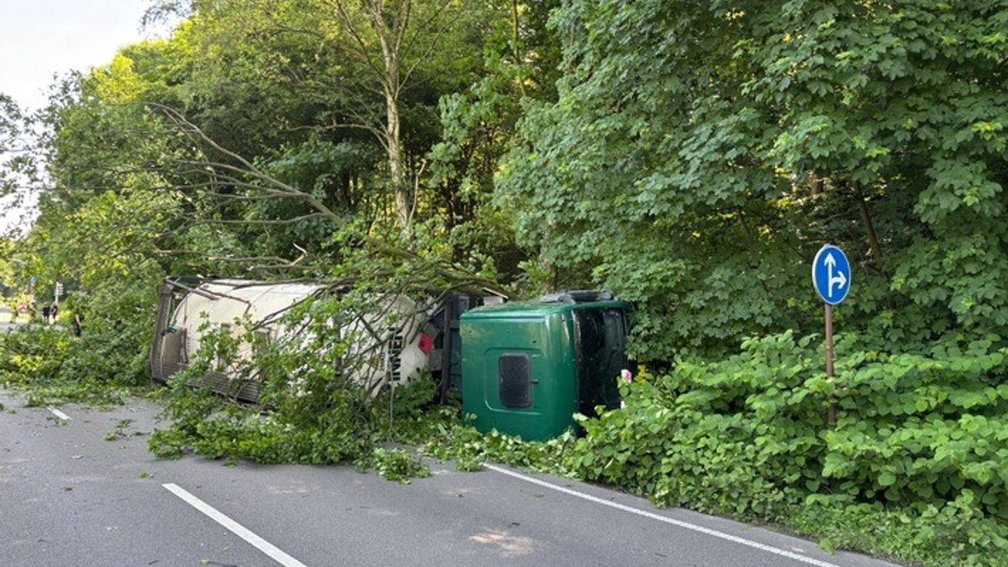 Der Gefahrguttransporter liegt in einer Böschung auf der Seite. Foto: -/Feuerwehr Gladbeck/dpa