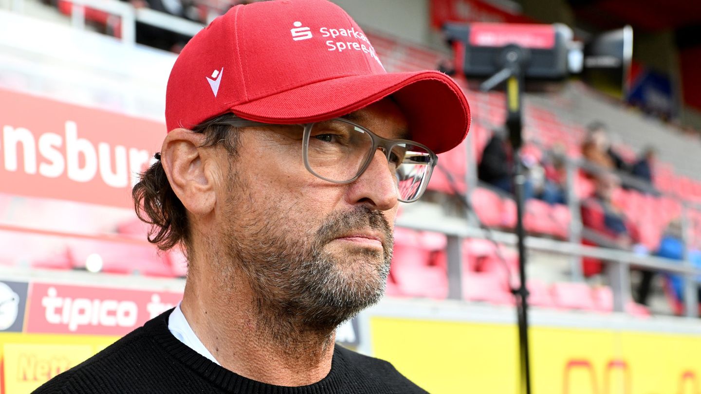 Im Endspiel nicht dabei: Energie-Trainer Wollitz. (Archivbild) Foto: Jens Niering/dpa