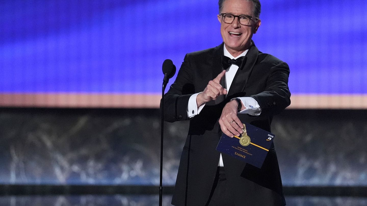 Der US-Comedian meldet sich nur 24 Stunden nach seinem Aus bei CBS mit Komik, Tragik und auch kleinen Spitzen aus einer Lokalsho
