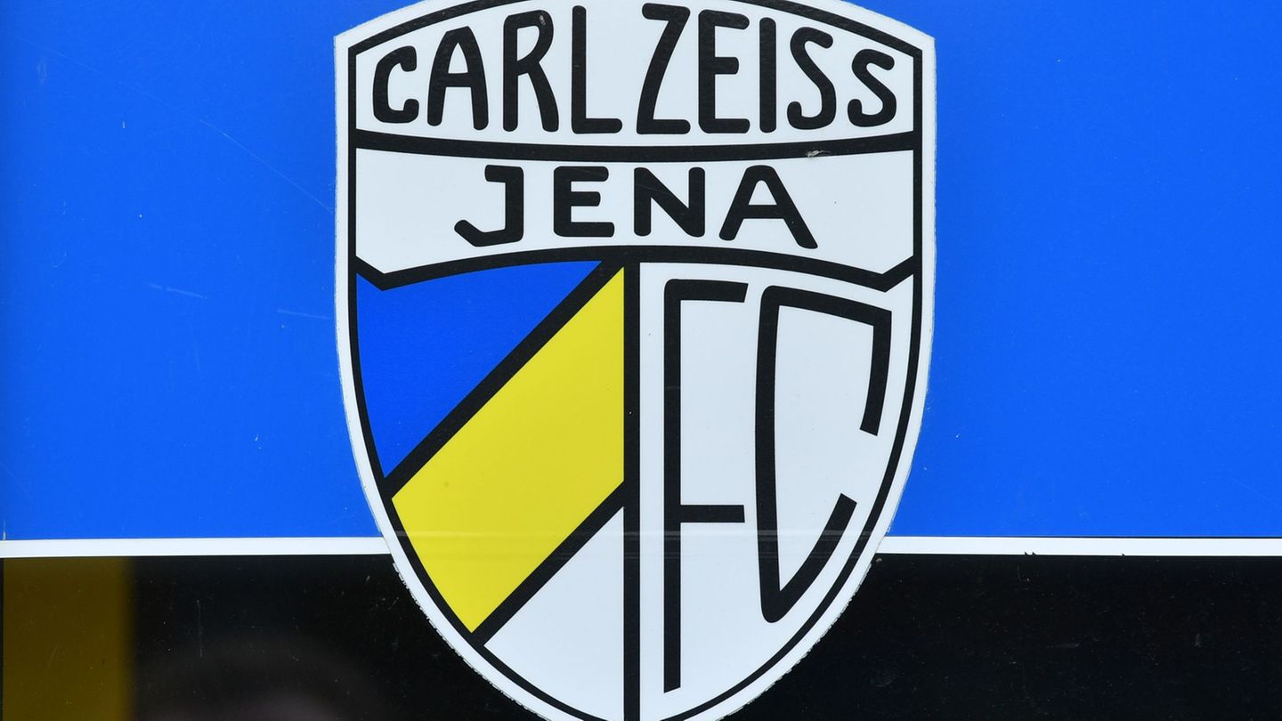Der FC Carl Zeiss Jena hat zum 16. Mal den Landespokal Thüringens erobert (Symbolbild). Foto: Martin Schutt/dpa-Zentralbild/dpa