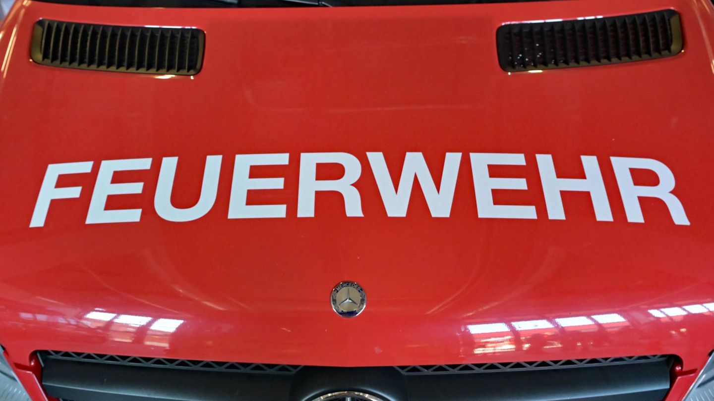 Die Feuerwehr folgte einer Nachricht über eine eingestürzte Wand - und wurde dann selbst Zeuge, wie ein Großteil des Gebäudes ei