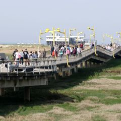 Zahlreiche Ausflügler waren etwa auf der Seebrücke unterwegs, die zum Strand von St. Peter-Ording führt. Foto: Bodo Marks/dpa