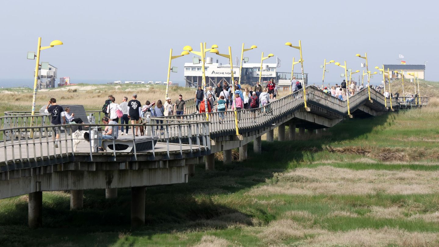 Zahlreiche Ausflügler waren etwa auf der Seebrücke unterwegs, die zum Strand von St. Peter-Ording führt. Foto: Bodo Marks/dpa