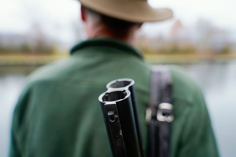Bei einem 68-jährigen Jäger löste sich ein Schuss aus seiner Waffe und verletzte ihn schwer an der Hand. (Symbolbild) Foto: Uwe