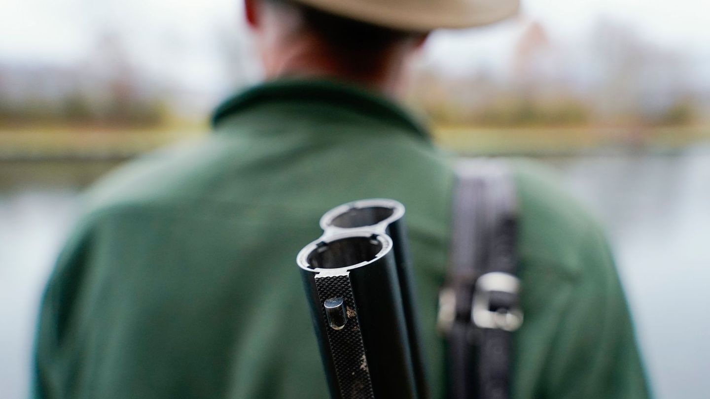 Bei einem 68-jährigen Jäger löste sich ein Schuss aus seiner Waffe und verletzte ihn schwer an der Hand. (Symbolbild) Foto: Uwe