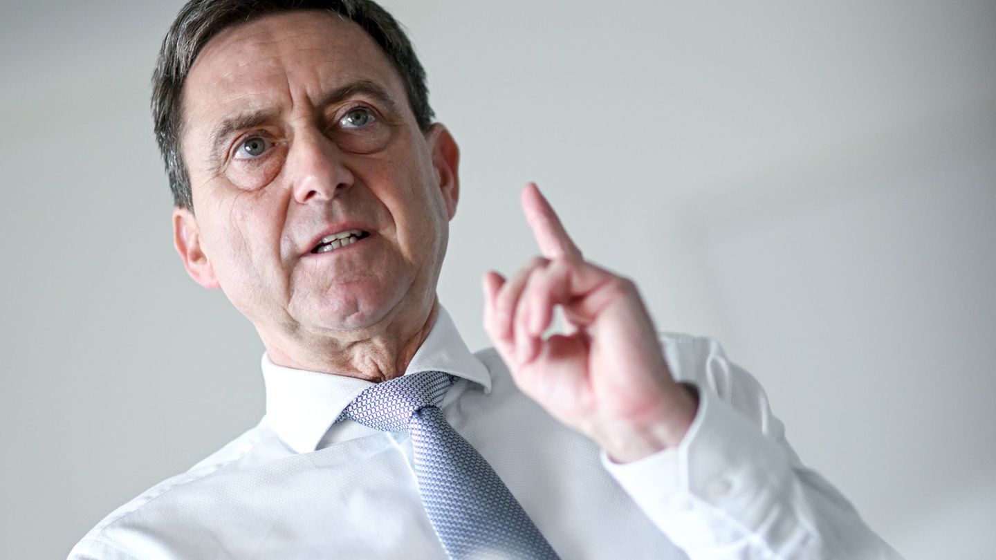 "Bei der Pflegeversicherung brennt die Hütte", warnt GKV-Chef Oliver Blatt. (Archivbild) Foto: Britta Pedersen/dpa