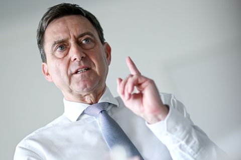 "Bei der Pflegeversicherung brennt die Hütte", warnt GKV-Chef Oliver Blatt. (Archivbild) Foto: Britta Pedersen/dpa
