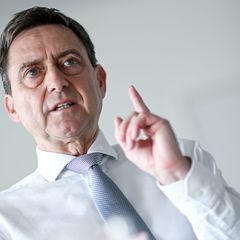 "Bei der Pflegeversicherung brennt die Hütte", warnt GKV-Chef Oliver Blatt. (Archivbild) Foto: Britta Pedersen/dpa